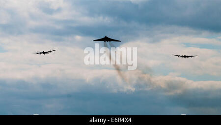 L'Avro 'sisters' - Vulcan xh558, il Battle of Britain Memorial Flight Lancaster PA474 e la Canadian Warplane Heritage Muse Foto Stock