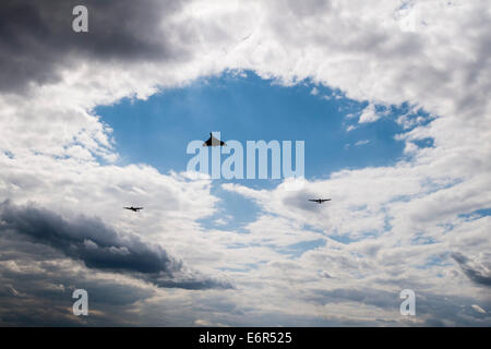 L'Avro 'sisters' - Vulcan xh558, il Battle of Britain Memorial Flight Lancaster PA474 e la Canadian Warplane Heritage Muse Foto Stock