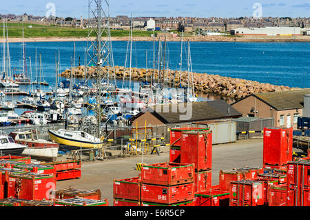 PETERHEAD HARBOUR ABERDEENSHIRE Scozia rosso in contenitori per il petrolio del Mare del Nord area di servizio Foto Stock