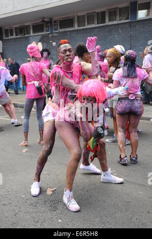 Un paio di Dirty Dancing altrimenti noto come macinazione al carnevale di Notting Hill Foto Stock