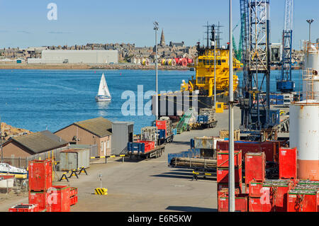 PETERHEAD HARBOUR ABERDEENSHIRE in Scozia l'area di servizio e un ormeggiato il petrolio del Mare del Nord nave Foto Stock