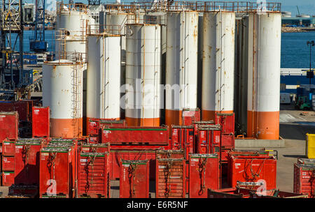 PETERHEAD HARBOUR ABERDEENSHIRE in Scozia l'area di servizio con i serbatoi di stoccaggio e i contenitori di colore rosso Foto Stock