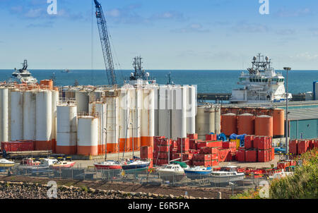 PETERHEAD HARBOUR ABERDEENSHIRE in Scozia con i serbatoi di stoccaggio di contenitori di colore rosso e barche entro l'area di servizio Foto Stock