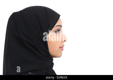 Profilo di un saudita Arab Emirates donna coperta con foulard nero Foto Stock