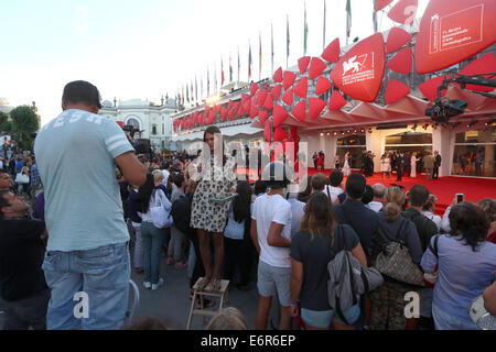 Venezia, Italia. 28 Agosto, 2014. Atmosfera di fronte al Palazzo del Cinema durante la settantunesima Venezia Film Festival di Venezia (Italia), 28 agosto 2014. Foto: Hubert Boesl - NESSUN SERVIZIO DI FILO-/dpa/Alamy Live News Foto Stock