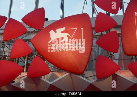 Venezia, Italia. 28 Agosto, 2014. Atmosfera di fronte al Palazzo del Cinema durante la settantunesima Venezia Film Festival di Venezia (Italia), 28 agosto 2014. Foto: Hubert Boesl - NESSUN SERVIZIO DI FILO-/dpa/Alamy Live News Foto Stock