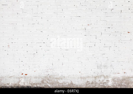 Muro Bianco texture di sfondo con mattoni e crepe su stucco Foto Stock