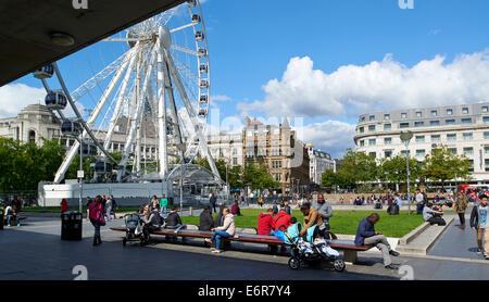 Intorno a Piccadilly Gardens Manchester, su una soleggiata giornata d'estate, North West England, Regno Unito Foto Stock