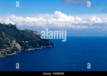 Famosa Costiera Amalfitana vista da Ravello Villa, Italia Foto Stock