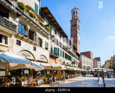 Ristoranti sulla Piazza delle Erbe guardando verso la Torre dei Lamberti, Verona, Veneto, Italia Foto Stock