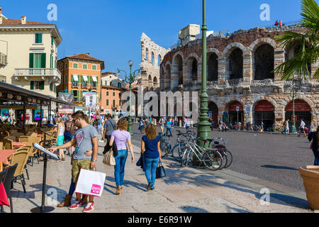 Ristoranti di fronte all'Arena e Piazza Bra, Verona, Veneto, Italia Foto Stock