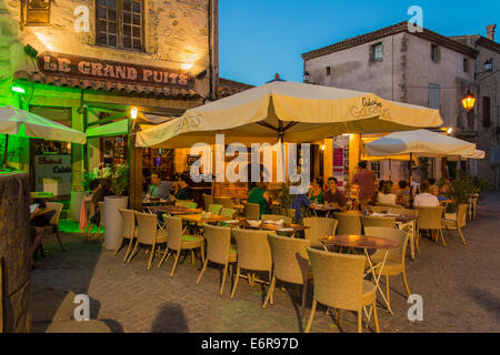 Ristorante all'aperto nella vecchia cittadella fortificata di Carcassonne, Languedoc-Roussillon, Francia Foto Stock