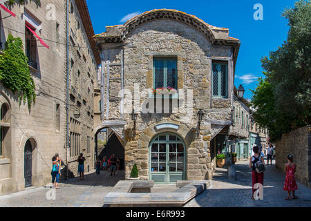 Pittoresco angolo all'interno della medievale cittadella fortificata di Carcassonne, Languedoc-Roussillon, Francia Foto Stock