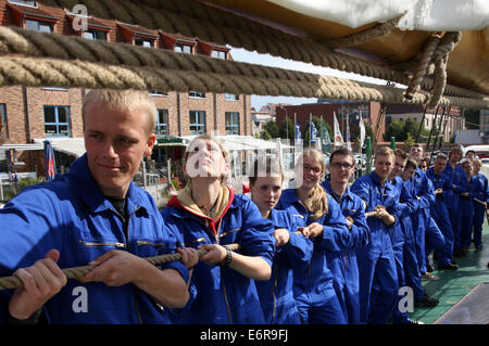 Rostock, Germania. Il 29 agosto, 2014. 21 studenti di AIDA Cruises sono illustrati durante un corso di formazione della loro nautico di istruzione di base sulla formazione di vela della nave 'Grossherzogin Elisabeth' a Rostock, Germania, 29 agosto 2014. Il corso base dura 21 giorni fino al primo sforzo di lavoro sulla nave AIDA. Foto: Bernd Wuestneck/dpa/Alamy Live News Foto Stock