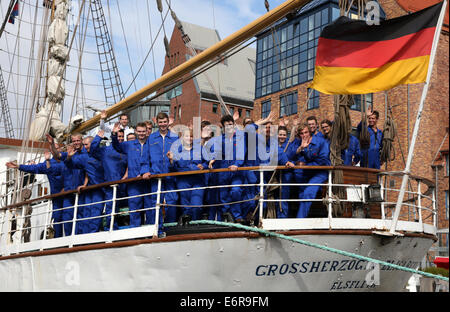 Rostock, Germania. Il 29 agosto, 2014. 21 studenti di AIDA Cruises sono illustrati durante un corso di formazione della loro nautico di istruzione di base sulla formazione di vela della nave 'Grossherzogin Elisabeth' a Rostock, Germania, 29 agosto 2014. Il corso base dura 21 giorni fino al primo sforzo di lavoro sulla nave AIDA. Foto: Bernd Wuestneck/dpa/Alamy Live News Foto Stock