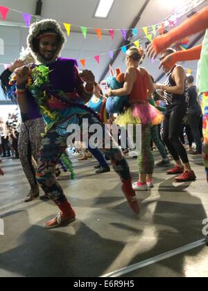 Londra, Regno Unito. Il 27 agosto, 2014. Gli ospiti ballare durante una preparazione-party in club 'l' ovale in London, Gran Bretagna, 27 agosto 2014. 'Mattina Gloryville' è il nome del nuovo evento di festa. Invece di alcool e bevande energetiche, caffè e frullati sono venduti. Anche in Londra più o meno ben appoggiato le persone si incontrano sobrio prima di colazione per festeggiare. Dopo che il Partito del popolo in testa al lavoro. Foto: Teresa Dapp/dpa/Alamy Live News Foto Stock