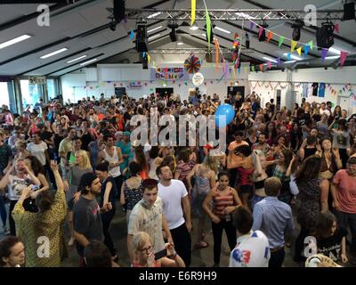 Londra, Regno Unito. Il 27 agosto, 2014. Gli ospiti ballare durante una preparazione-party in club 'l' ovale in London, Gran Bretagna, 27 agosto 2014. 'Mattina Gloryville' è il nome del nuovo evento di festa. Invece di alcool e bevande energetiche, caffè e frullati sono venduti. Anche in Londra più o meno ben appoggiato le persone si incontrano sobrio prima di colazione per festeggiare. Dopo che il Partito del popolo in testa al lavoro. Foto: Teresa Dapp/dpa/Alamy Live News Foto Stock