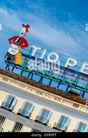 Tio Pepe pubblicità segno al neon, piazza Puerta del Sol di Madrid, Comunidad de Madrid, Spagna Foto Stock