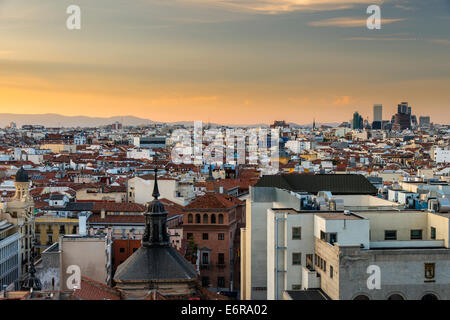 Lo skyline della citta' al tramonto con il moderno centro finanziario dietro, Madrid, Comunidad de Madrid, Spagna Foto Stock