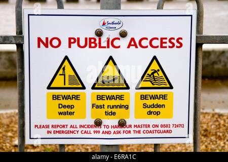 Pericolo in acqua segno su un recinto, il porto, Southwold, Suffolk, Regno Unito Foto Stock