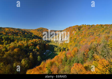 Autunno in Ojcow National Park. Vista della Valle Pradnik e Gora forma Koronna Gora Okopy. Foto Stock