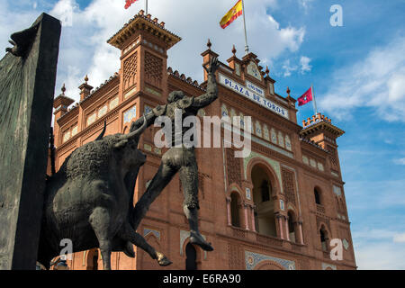 Un monumento per il matador Jose Cubero con Plaza de Toros Las Ventas bullring dietro, Madrid, Comunidad de Madrid, Spagna Foto Stock