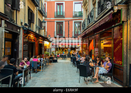 I turisti seduti all'aperto in ristoranti e bar in Calle Barcelona, Madrid, Comunidad de Madrid, Spagna Foto Stock