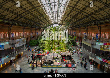 Interior plaza nella stazione ferroviaria di Atocha, Madrid, Comunidad de Madrid, Spagna Foto Stock