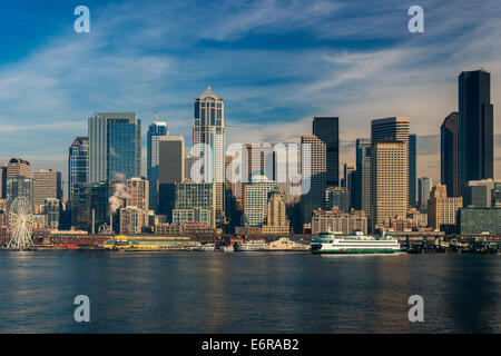 Skyline del centro e il lungomare dal mare, Seattle, Washington, Stati Uniti d'America Foto Stock