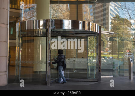 Porta girevole ufficio aziendale Edificio Ingresso Foto Stock
