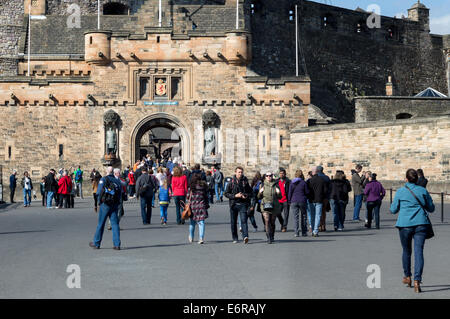 Turisti in ingresso al Castello di Edimburgo. Foto Stock