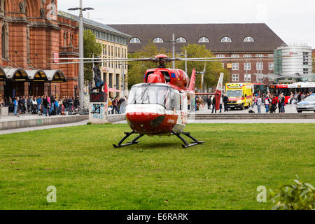 Elicottero di emergenza sbarcati sull'erba al di fuori di Bremen Hauptbahnhof. Foto Stock