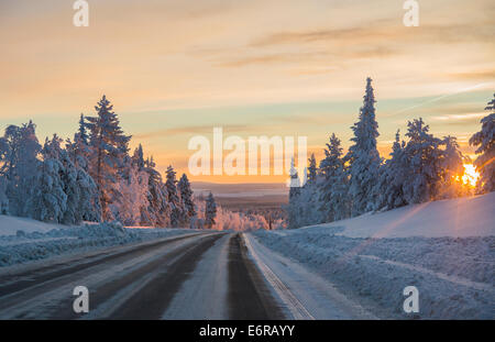 Strada invernale in Lapponia, Svezia Foto Stock