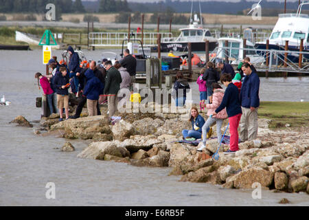 I gruppi della famiglia pescato granchi, Southwold Harbour, Suffolk, Regno Unito Foto Stock