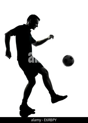 Un uomo giocatore di calcio in studio silhouette isolati su sfondo bianco Foto Stock