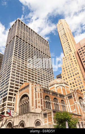 San Bartolomeo è la Chiesa, Park Avenue, General Electric edificio sulla destra, Manhattan, New York, New York, Stati Uniti d'America Foto Stock