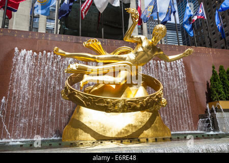 Prometeo statua, il Centro Rockefeller Plaza, Manhattan, New York, New York, Stati Uniti d'America Foto Stock