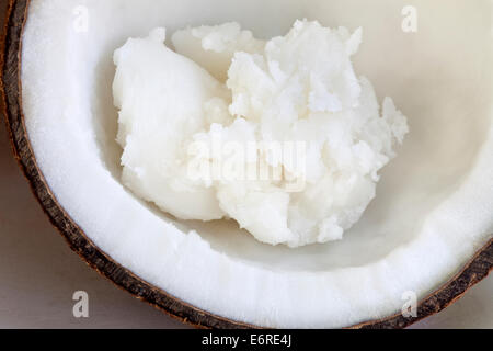 Solido di olio di noce di cocco in dimezzato il dado. Foto Stock