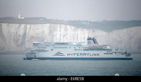 DOVER,Inghilterra-CROSS CHANNEL FERRY il mio collegamento marittimo RODIN passando le bianche scogliere verso l'interno legato.foto:JONATHAN EASTLAND/AJAX Foto Stock