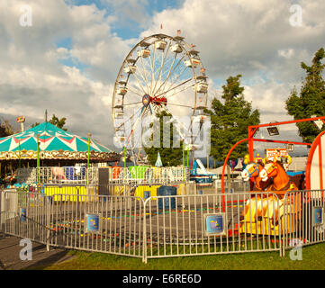 I bambini di corse ad una fiera a metà strada Foto Stock