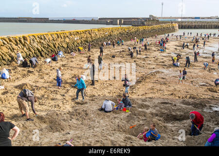 Folkestone, Regno Unito. Il 29 agosto, 2014. L'artista tedesco Michael Sailstorfer ha sepolto 30 oro bar che vale la pena un totale di £ 10.000 nel porto esterno area di Folkestone, Kent. I cacciatori di tesori sono autorizzati a tenere qualsiasi oro che trovano. Il 'artwork' noto come Folkestone scava è parte del 2014 Folkestone celebrazione triennale. Credito: Stephen francese/Alamy Live News Foto Stock