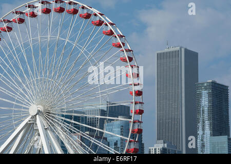 Illinois, il lago Michigan, Chicago. Dettaglio del Navy Pier Farris ruota con Chicago skyline della città in distanza. Foto Stock