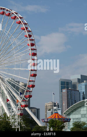 Illinois, il lago Michigan, Chicago. Dettaglio del Navy Pier Farris ruota con Chicago skyline della città in distanza. Foto Stock