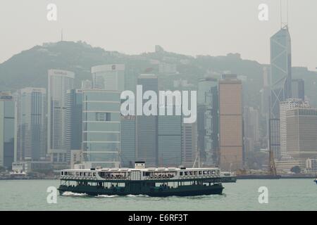 Hong Kong, skyline della città e una Star Ferry Crossing Victoria Harbour Foto Stock