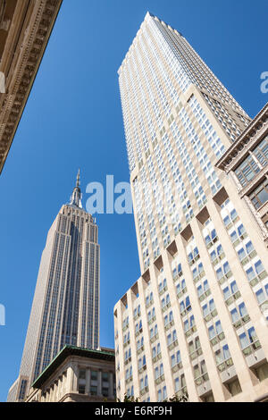 Empire State Building e il Langham Place Hotel, la Fifth Avenue, Manhattan, New York, New York, Stati Uniti d'America Foto Stock