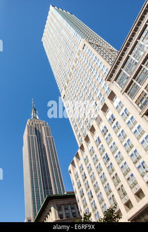 Empire State Building e il Langham Place Hotel, la Fifth Avenue, Manhattan, New York, New York, Stati Uniti d'America Foto Stock