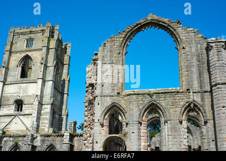 Le rovine di Fountains Abbey, un ex monastero cistercense, situato vicino a Ripon nel North Yorkshire, Inghilterra, Regno Unito Foto Stock