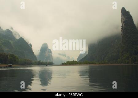 Misty colline carsiche lungo il fiume Li in Guangxi, Cina Foto Stock