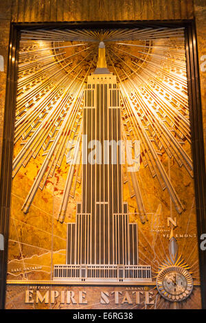 Empire State Building lobby all'entrata di placca a muro, la Fifth Avenue, Manhattan, New York, New York, Stati Uniti d'America Foto Stock