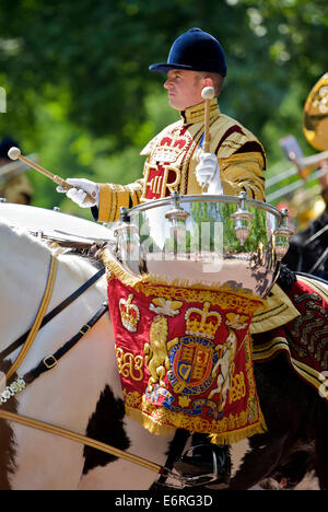 Trooping del colore - Queen il compleanno a Londra - 17 giugno: British Royal guardie in Buckingham Palace il 17 giugno 2006 Foto Stock